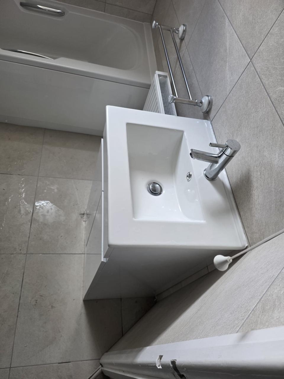 Sink and bath installation in Chesterfield bathroom by Apex Flow